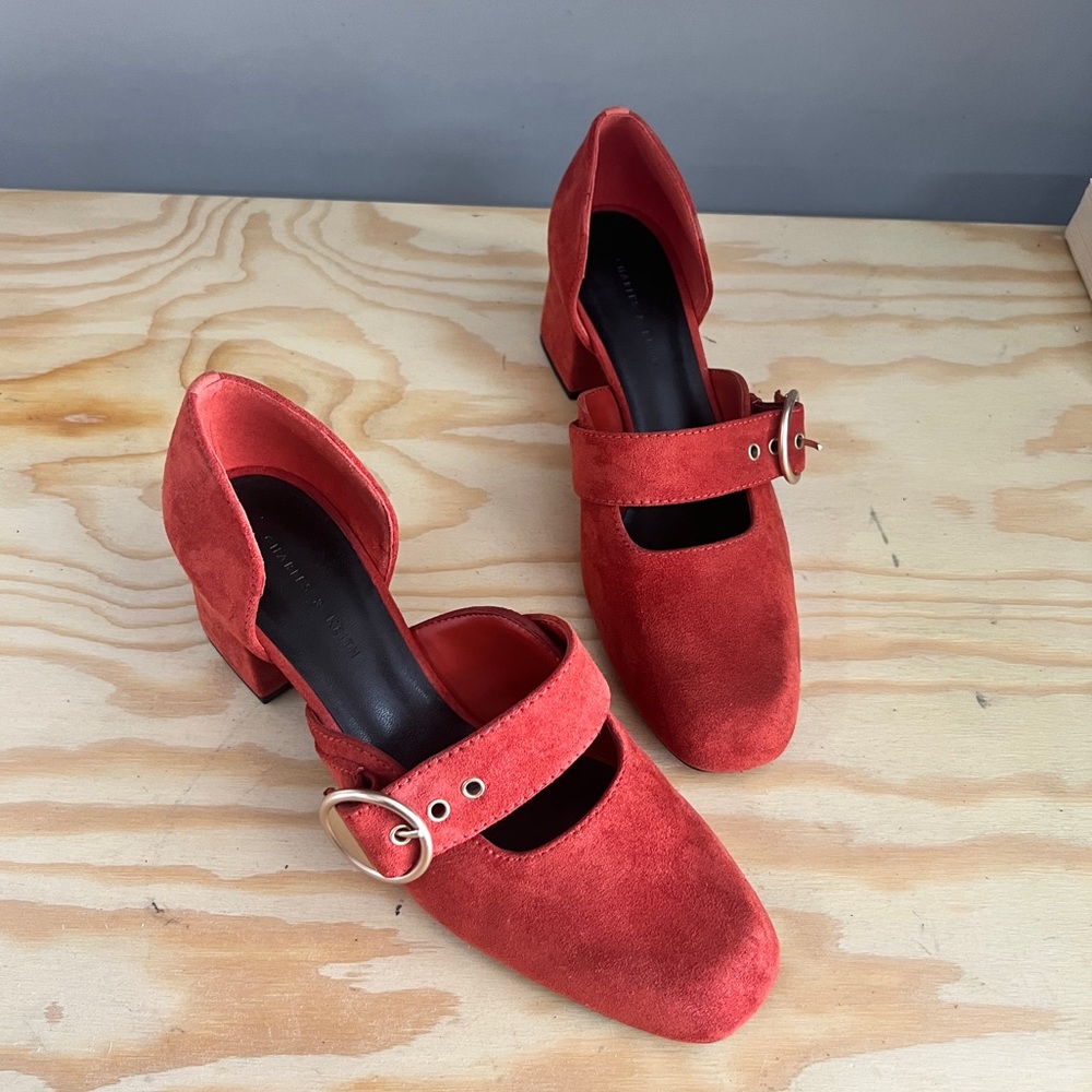 Tangerine suede with golden buckle Mary Jane pump size 37, in new condition!